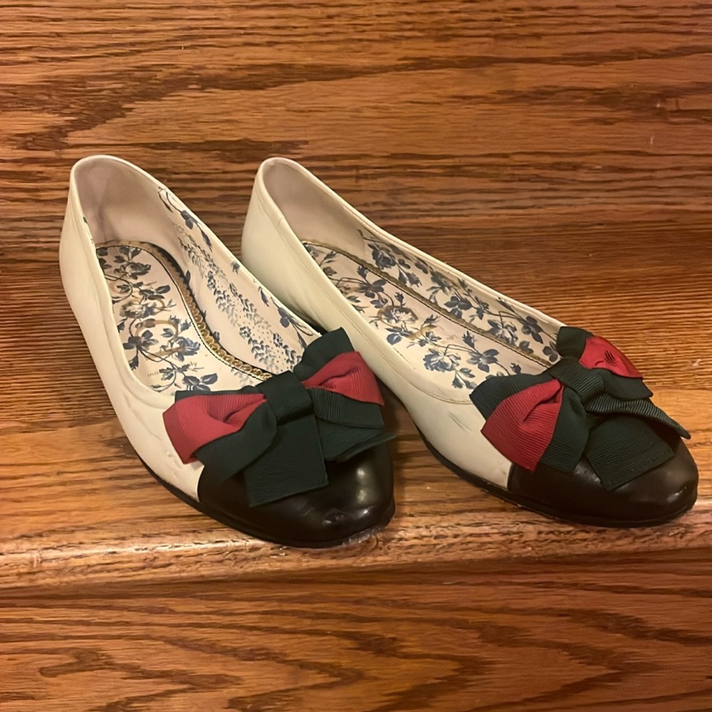 Gucci White Flats with Red and Green Bow